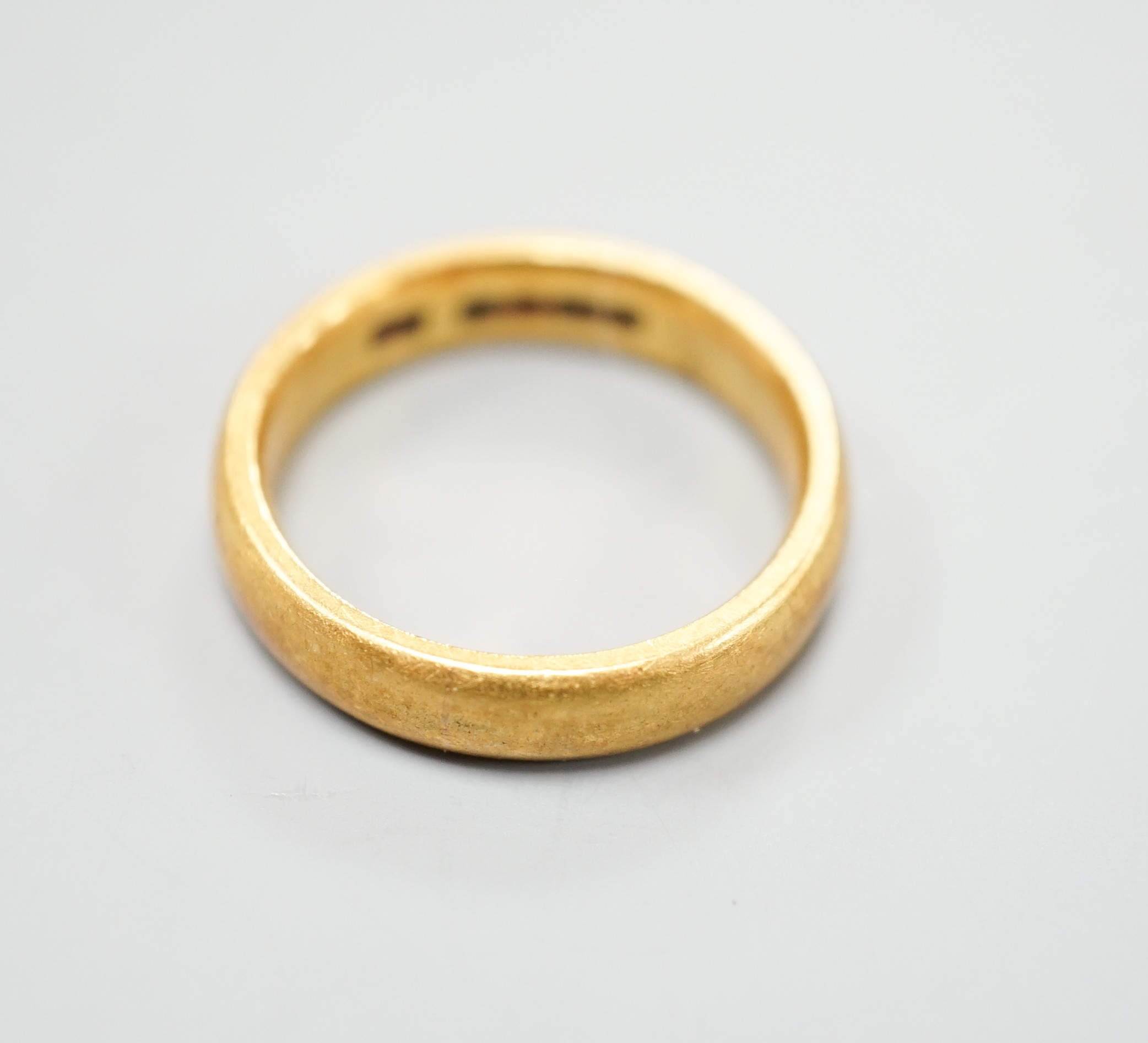 A 22ct gold wedding band, size O, 8.4 grams.